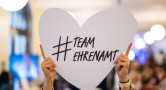 Hochgehaltenes weißes Her mit der Beschriftung "# Team Ehrenamt" (zusammengeschrieben) Tag des Ehrenamts am 5. Dezember: Gemeinsam Danke sagen!